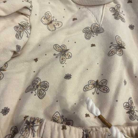 Butterfly Print Baby Outfit - Picture 3 of 6